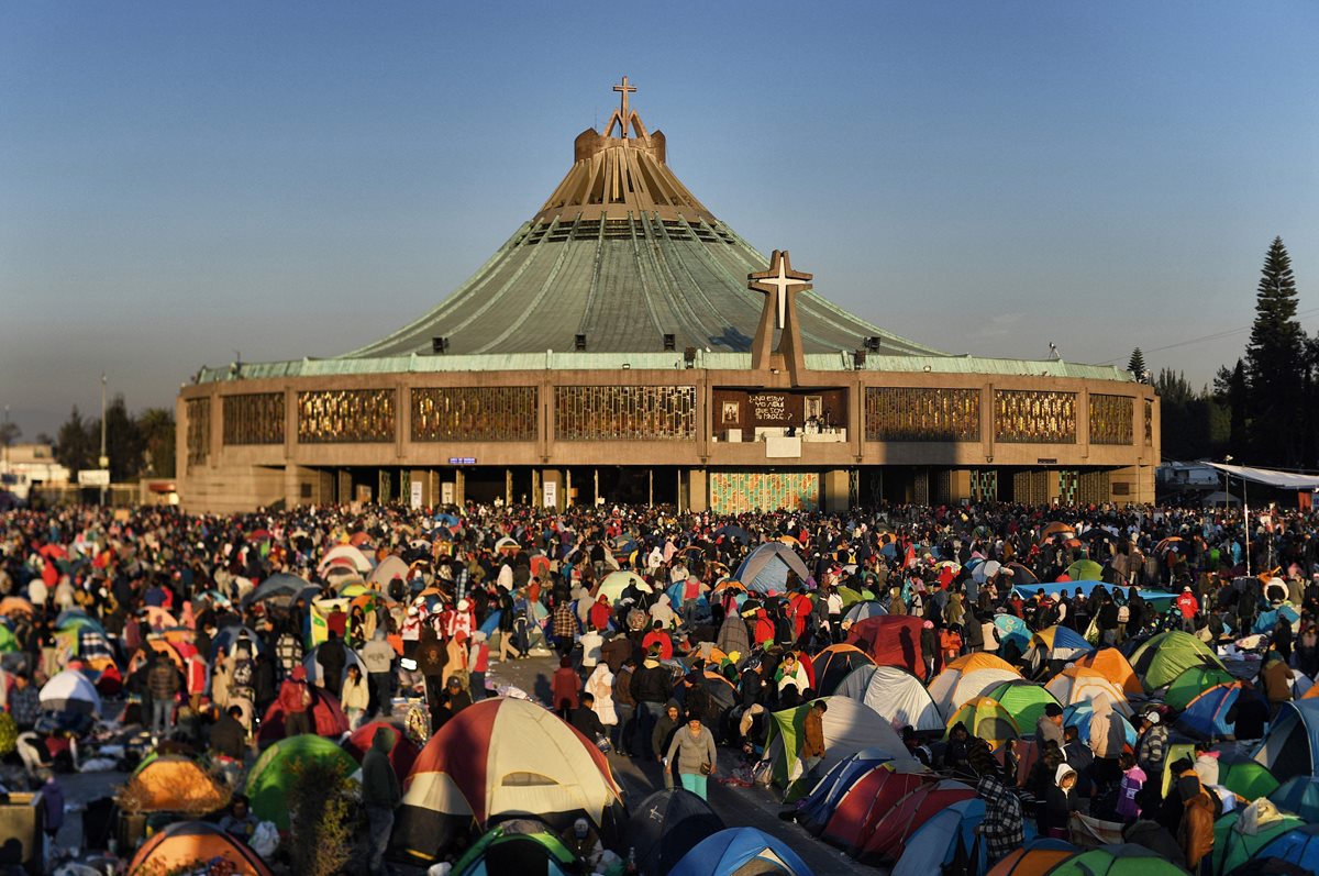 Millones de feligreses visitan Basílica de Guadalupe, en México. (Foto Prensa Libre: AFP)
