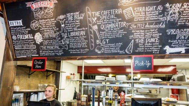 Los menús de los restaurantes suelen poner precios altos al lado de los precios bajos para influir en las decisiones de los clientes. FOTO: GETTY IMAGES