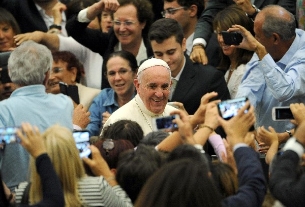 <em>El Papa Francisco saluda a la feligresía en el Vaticano.</em>