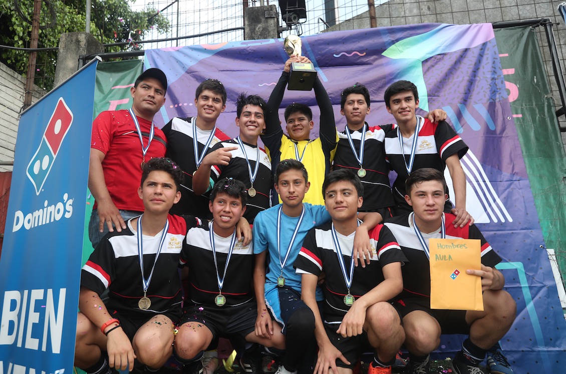 Así celebraron los jugadores del Colegio Castillo Cordová al finalizar el partido y ganar el título de la Copa Aula 2018. (Foto Prensa Libre: Jorge Ovalle).