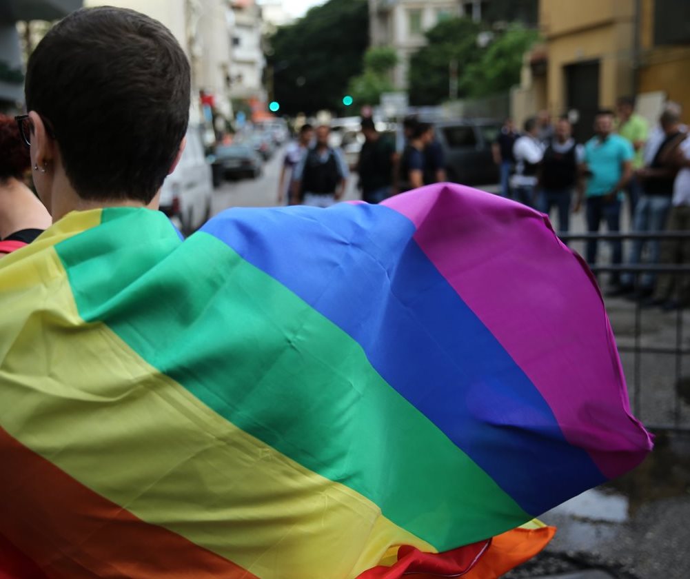 Un activista luce una bandera con los colores que identifican la causa homosexual en el mundo. (Foto Prensa Libre: AP).