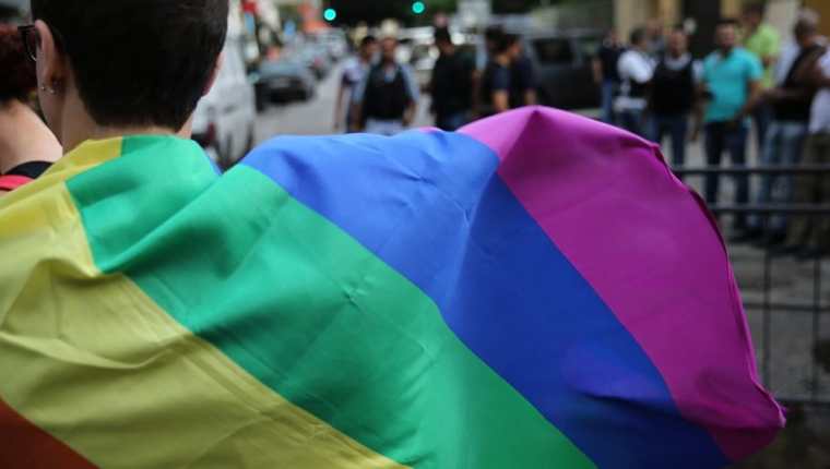 Iglesia de Escocia admite matrimonio gay para clérigos