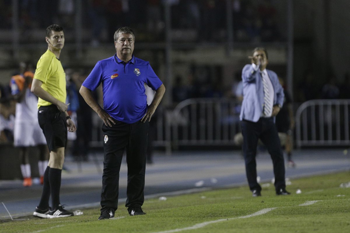 El técnico colombiano, Hernán Gómez, se mostró satisfecho con el empate contra Panamá. (Foto Prensa Libre: AP)