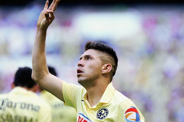 Oribe Peralta anotó en el juego que su equipo —América— doblegó al Cruz Azul, en la última fecha del futbol mexicano. (Foto Prensa Libre: AP)