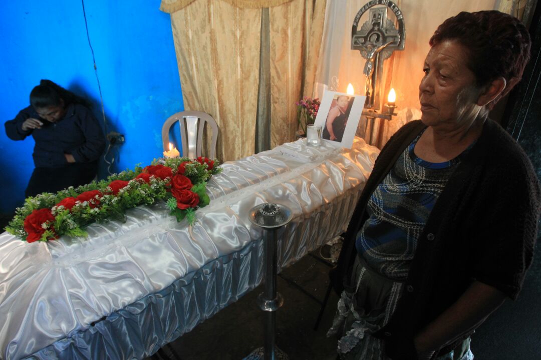 María Antonia García, abuela de Madelyn Hernández, durante el velatorio luego de recibir el cuerpo calcinado. (Foto Prensa Libre: Estuardo Paredes)