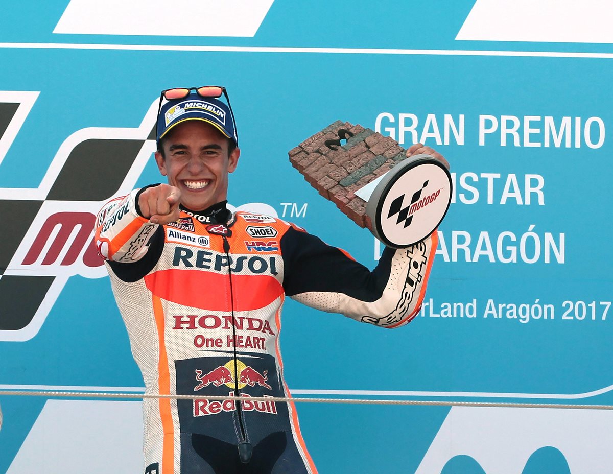 El piloto español Marc Márquez celebra su victoria en la carrera de MotoGP del Gran Premio Movistar de Aragón. (Foto Prensa Libre: EFE)