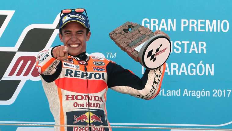 El piloto español Marc Márquez celebra su victoria en la carrera de MotoGP del Gran Premio Movistar de Aragón. (Foto Prensa Libre: EFE)