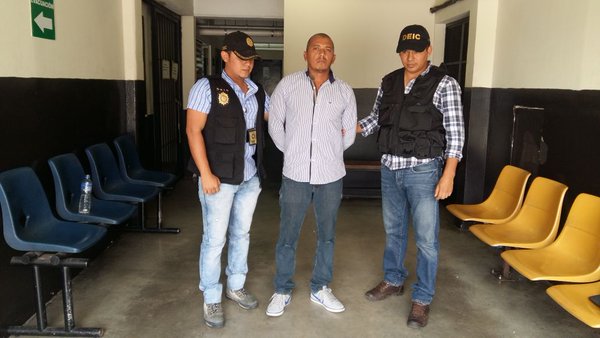 Manuel Humberto López Castillo, presunto líder de una banda de secuestradores es trasladado a un juzgado. (Foto Prensa Libre: PNC)