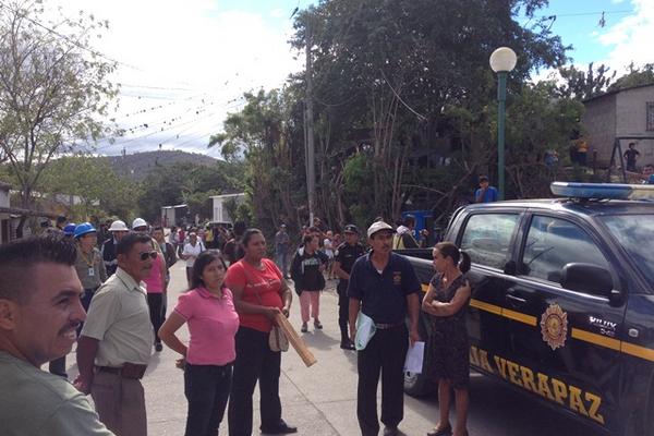 Vecinos se reúnen en una de las calles del barrio Santa Elena, Salamá, para mostrar su descontento. (Foto Prensa Libre: Carlos Grave) <br _mce_bogus="1"/>