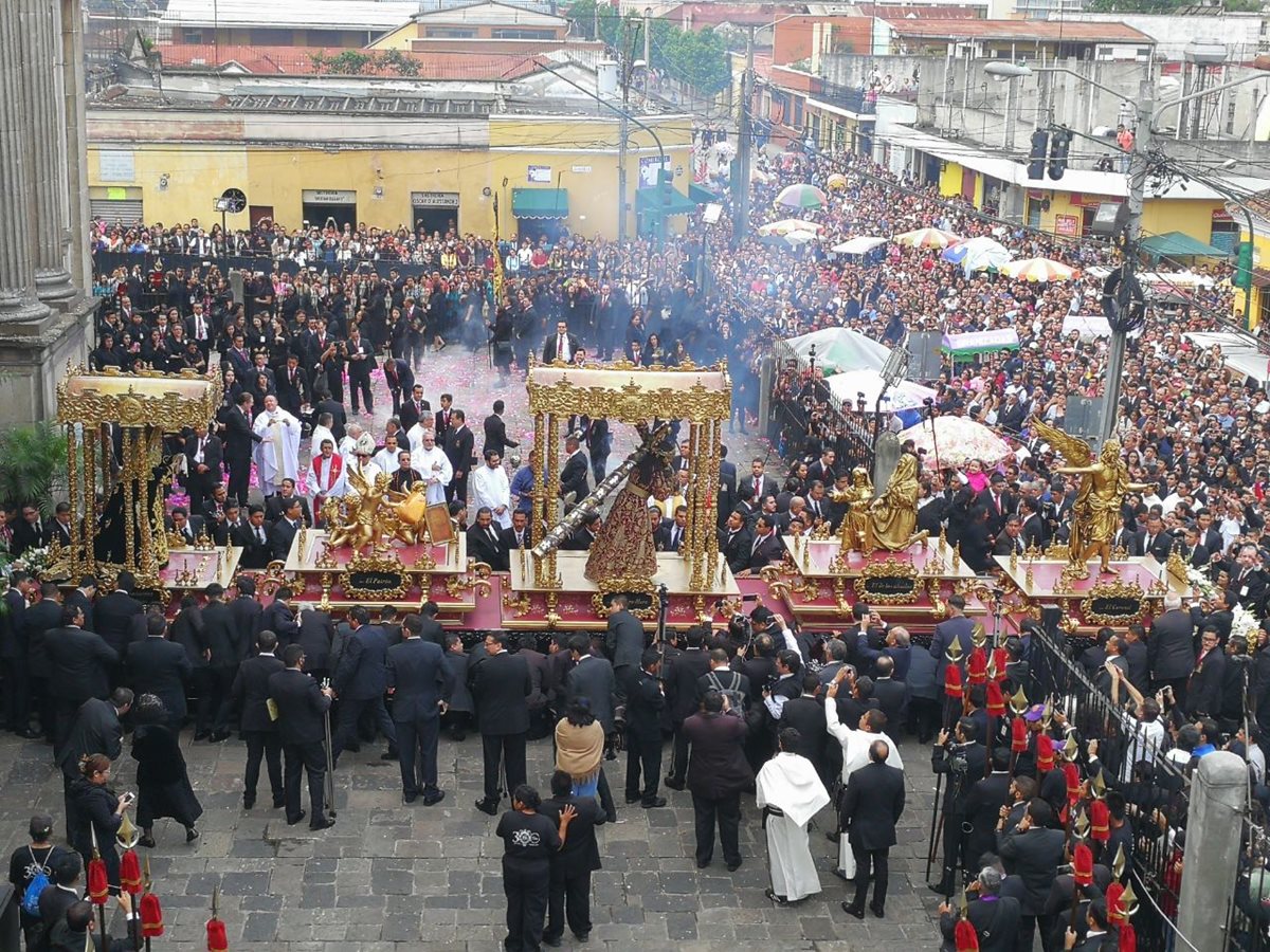 Fieles observan salida de procesión con la Imagen de Jesús de La Merced, zona 1 de la capital. (Foto Prensa Libre: Óscar Rivas).