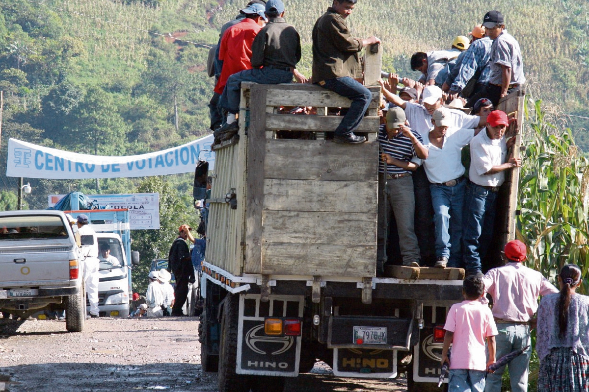 En El proceso electoral del 2011 fue común ver el acarreo de votantes, como ocurrió en Pocolá, San Pedro Carchá, Alta Verapaz.