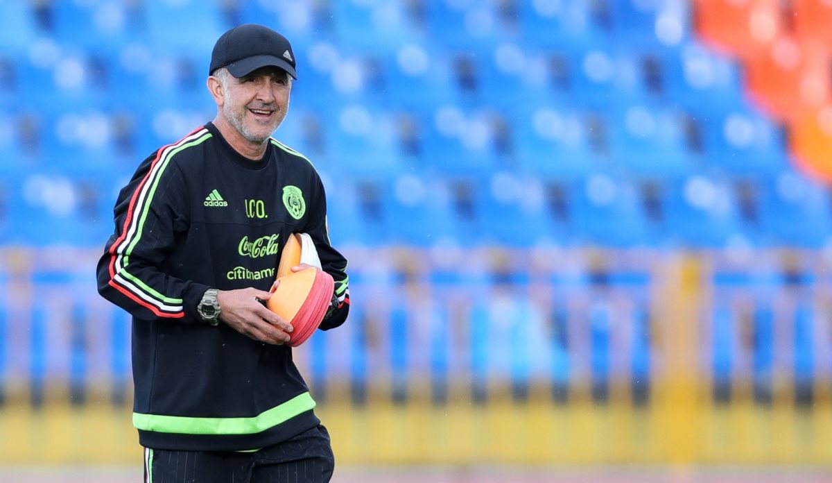Juan Carlos Osorio durante la práctica de la selección de México previo al juego contra Nueva Zelanda. (Foto Prensa Libre: EFE)
