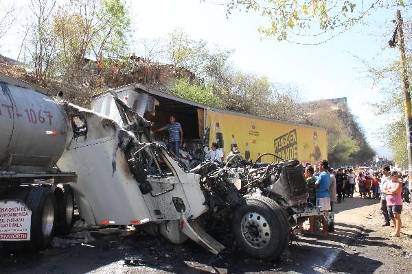Las cabinas de los tráileres quedaron destrozadas y bloqueaban la carretera.
