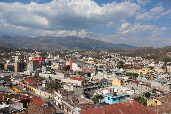 La Cabecera de  Huehuetenango tiene 12 zonas urbanas, pero ante el INE solamente hay registradas dos y el resto están bajo categoría de caserío o aldeas.