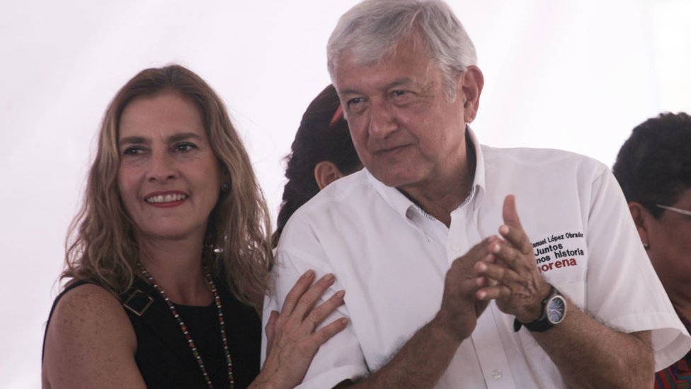 Beatriz Gutiérrez Müller acompaña en mitin a Andrés Manuel López Obrador. (Foto Prensa Libre:AFP).
