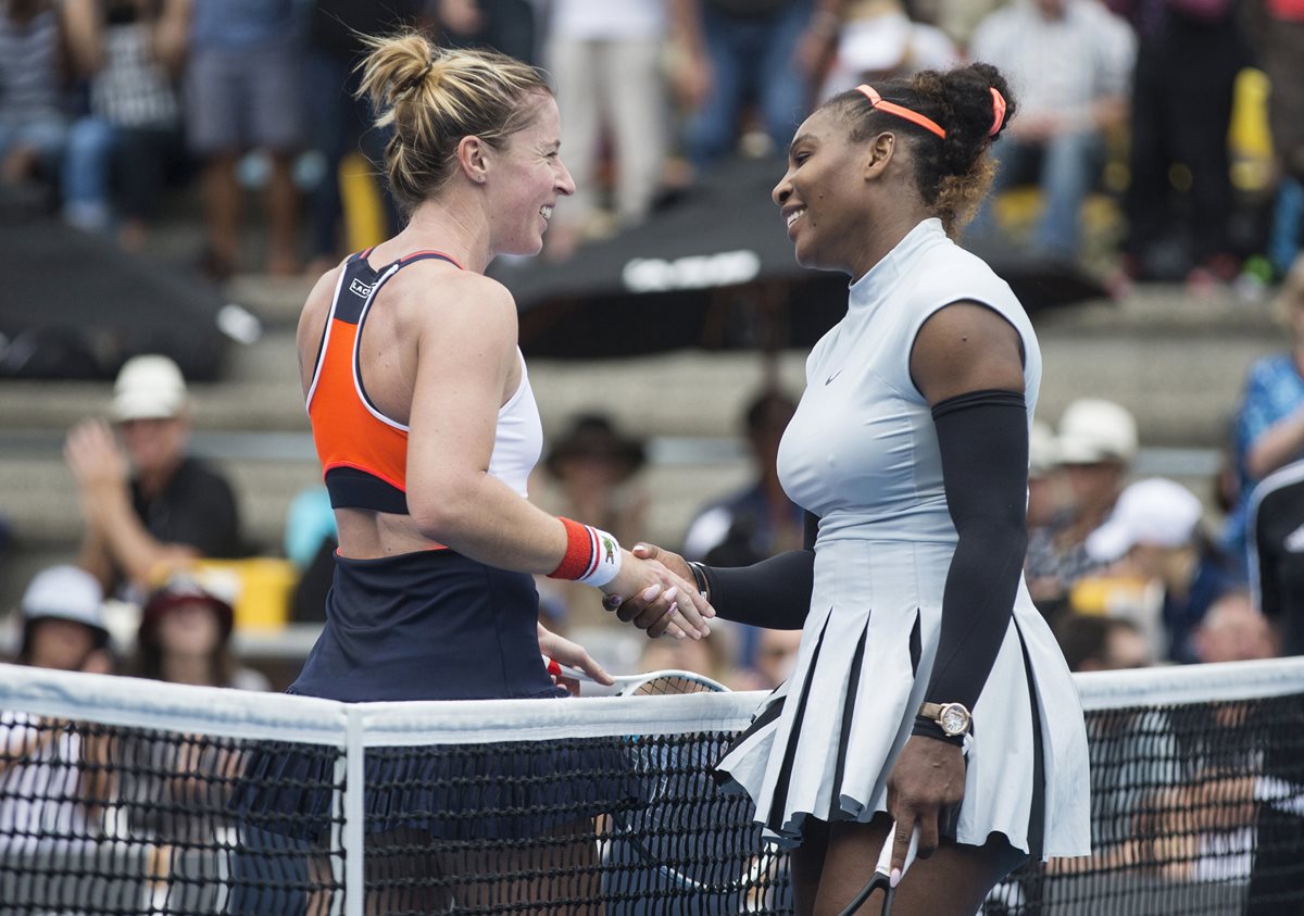 La tenista estadounidense Serena Williams saluda al final del partido a la francesa Pauline Parmentier, a quien derrotó 6-3 y 6-4 em Auckland, Nueva Zelanda. (Foto Prensa Libre: AP)