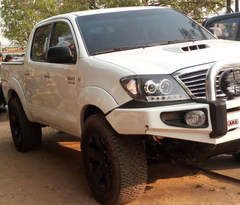 En este vehículo blindado se conducía el grupo. (Foto Prensa Libre: PNC)