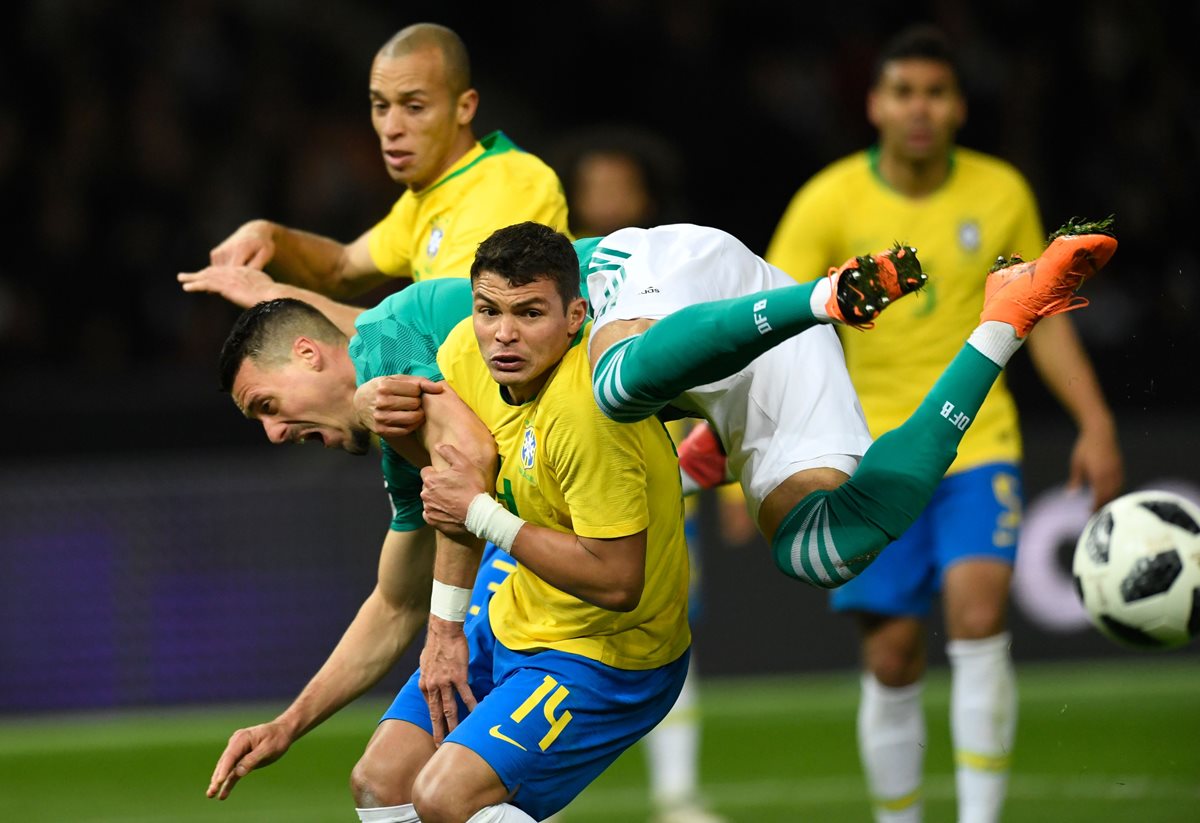 Thiago Silva frena a Sandro Wagner durante el duelo amistoso entre brasileños y alemanes en Berlín. (Foto Prensa Libre: AFP)