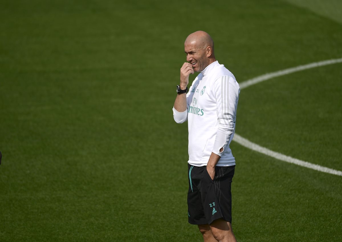 El técnico francés Zinedine Zidane, previo al entrenamiento del Real Madrid de este viernes. (Foto Prensa Libre: AFP)