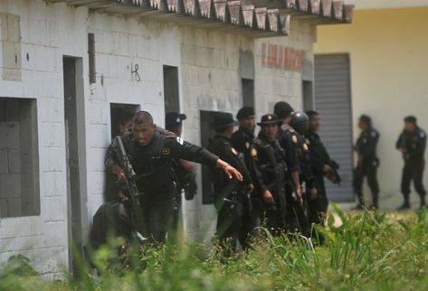 Agentes policiales toman posiciones durante el enfrentamiento. (Foto: AFP)