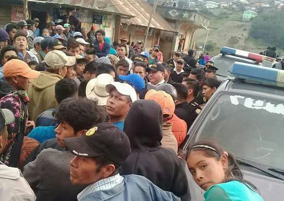 Líderes de San Mateo Ixtatán dialogan con agentes de la PNC. (Foto Prensa Libre: Cortesía)