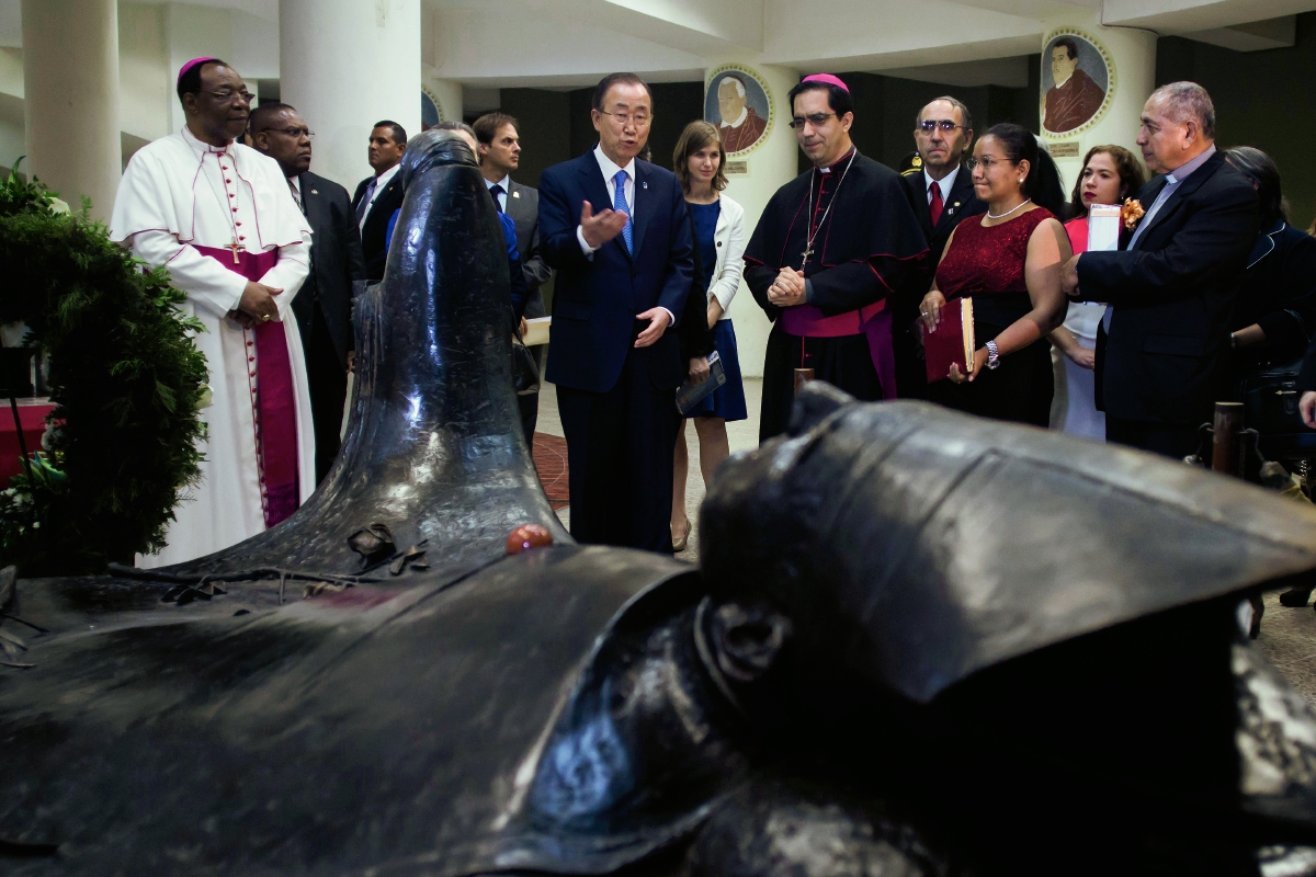 El Secretario General de las Naciones Unidas, Ban-Ki-moon, visitó la tumba de Óscar Arnulfo Romero en la Catedral de San Salvador, El Salvador. (Foto Prensa Libre:AP )