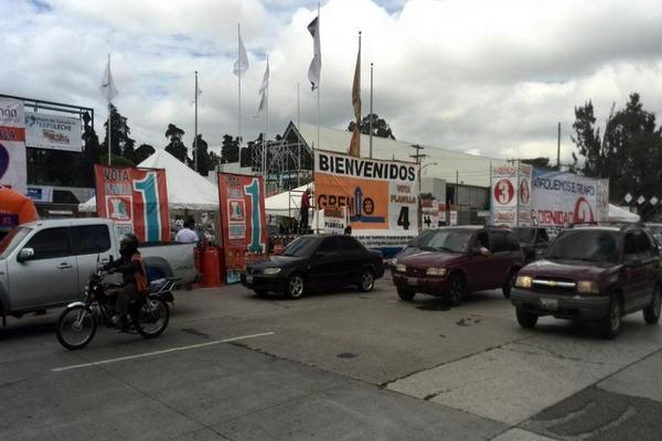 Las agrupaciones se promocionan afuera del Parque de la Industria. (Foto Prensa Libre: Manuel Hernández)