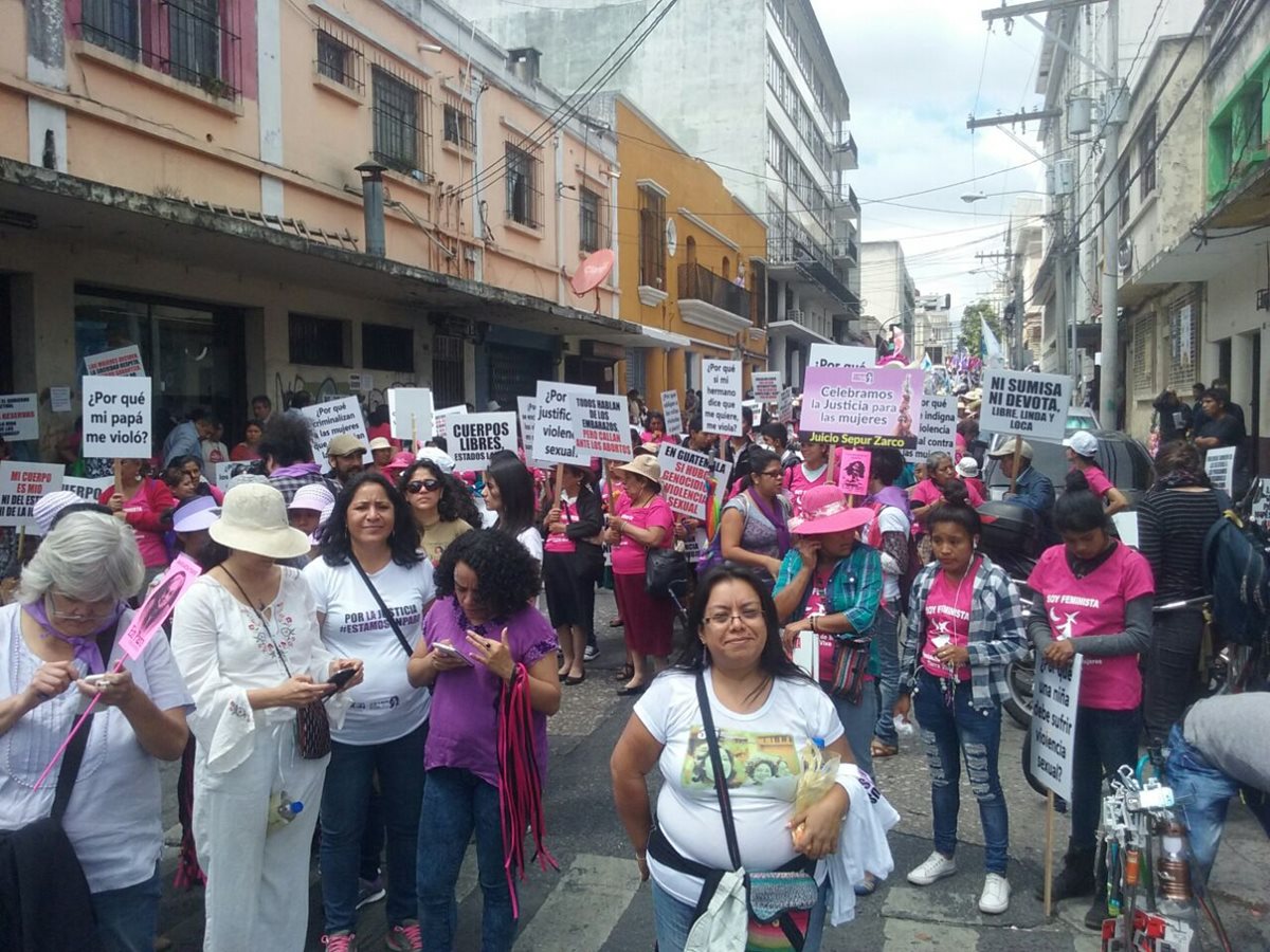 Mujeres participan en marcha por el Día Internacional de la Mujer.(Foto Prensa Libre: Josué León)