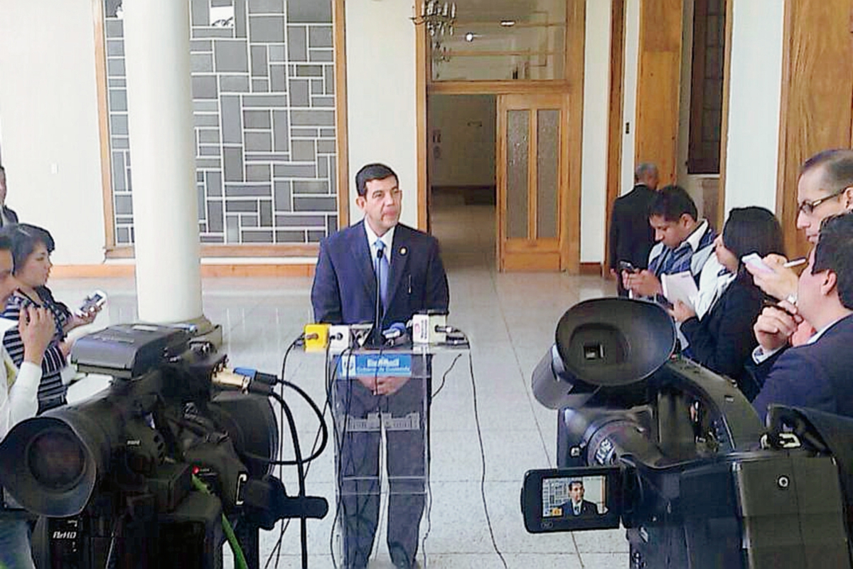 El viceministro de Gobernación dio declaraciones en Casa Presidencial( Foto Prensa Libre: Mingob)