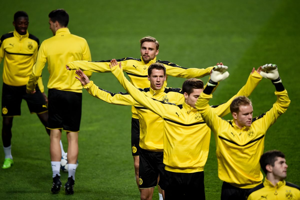 El Borusia de Dortmund decidió comprar la colina colindante a su campo de entrenamiento, desde la que aficionados y prensa observan sus entrenamientos. (Foto Prensa Libre: AFP)