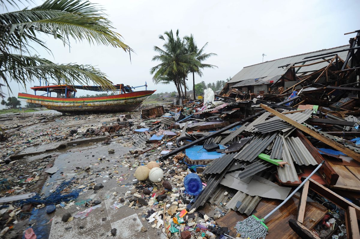 Los destrozos que ocasionó la gran ola dejó a miles de familias sin hogar. (Foto Prensa Libre: AFP)