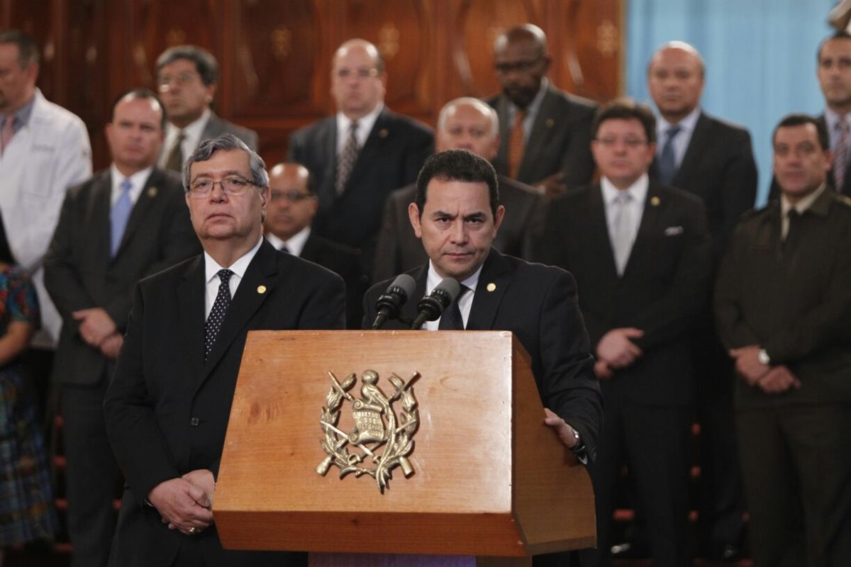 El presidente Jimmy Morales junto a su Gabinete de Gobierno, describe las acciones implementadas luego del incendio en el Hogar Seguro. (Foto Prensa Libre: Paulo Raquec)