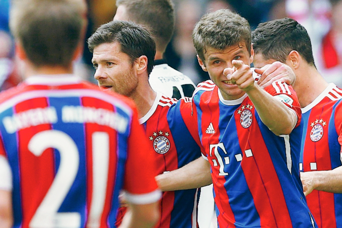 Thomas Mueller —centro— celebra el gol que marcó ayer, en el triunfo de los bávaros. (Foto Prensa Libre: AP)