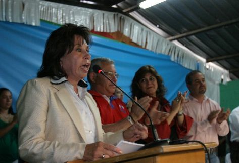 Sandra Torres anunció ayer, en la colonia Carolingia, Mixco, que está dispuesta a disputar la Presidencia. (Foto Prensa Libre: Carlos Sebastián)