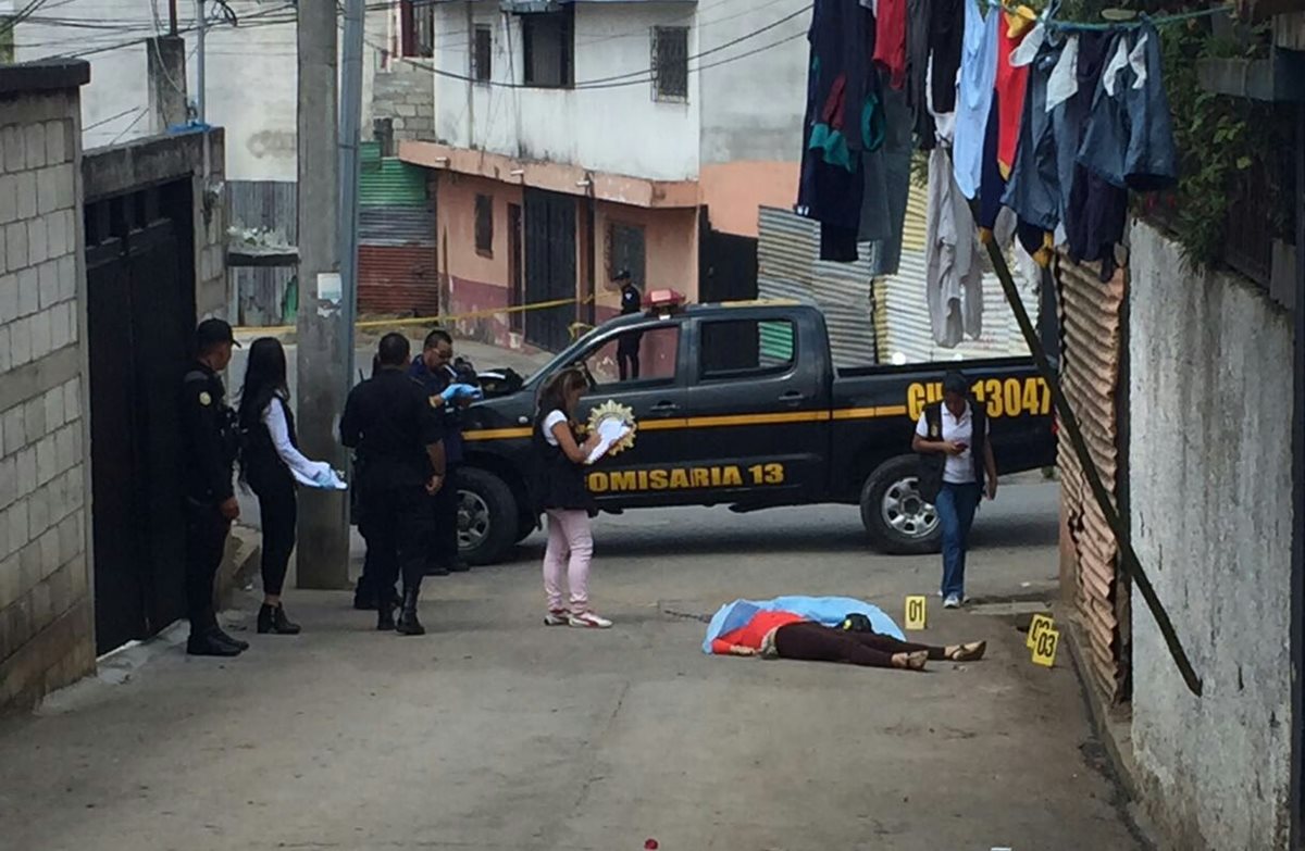 La mujer, de unos 35 años, murió en un callejón de la colonia La Joya, Santa Catarina Pinula. (Foto Prensa Libre: Cortesía)