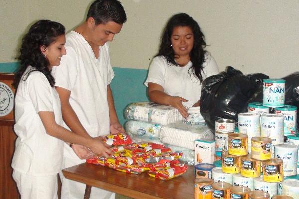 Estudiantes  ordenan insumos entregados a hospital de Cobán.