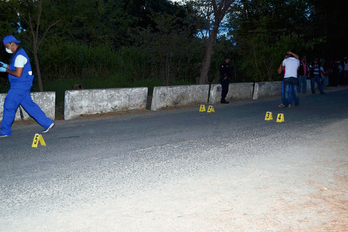 Fiscales del Ministerio Público recogen evidencias en escena del crímen, donde dos hombres murieron a balazos en la cabecera de Zacapa. (Foto Prensa Libre: Víctor Gómez)