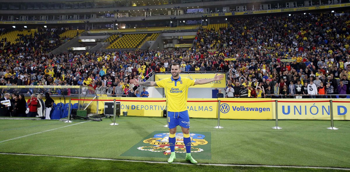 Jesé Rodríguez posa frente a la multitud que se dio cita para darle la bienvenida a Las Palmas. (Foto Prensa Libre: EFE)