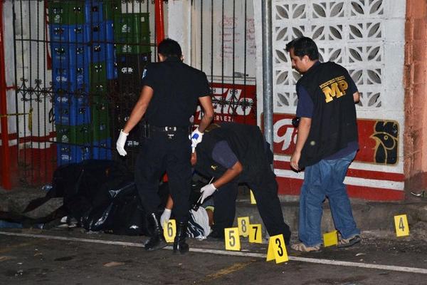 Fiscales del Ministerio Público y agentes de la Policía en el sitio donde ocurrió el triple crimen en Malacatán, San Marcos. (Foto Prensa Libre: Alexánder Coyoy)<br _mce_bogus="1"/>