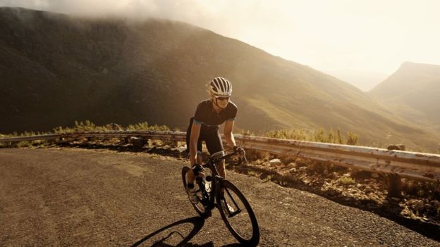 El uso de guantes puede ayudar a que las palmas de la mano no sufran cuando se practica ciclismo de montaña.(Getty)