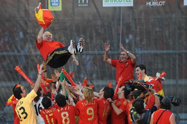 El técnico español, Luis Aragonés cuando ganó la Eurocopa del 2008. (Foto Prensa Libre: AS Color)<br _mce_bogus="1"/>
