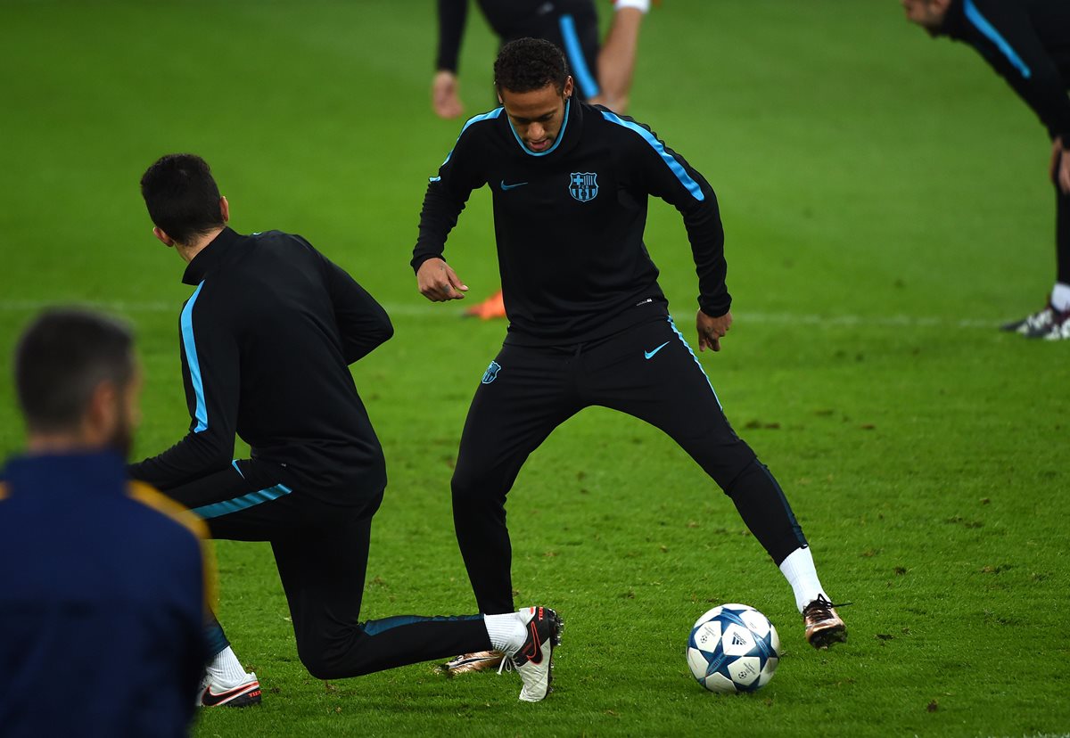 Neymar se perderá el primer partido del Mundial de Clubes con el FC Barcelona. (Foto Prensa Libre: EFE)