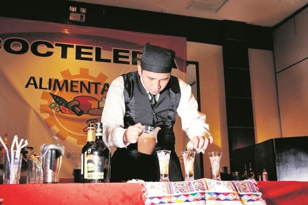 Luis Eduardo  Ramírez prepara su bebida Quetzalcoatl. (Foto Prensa Libre: Brenda Martínez)