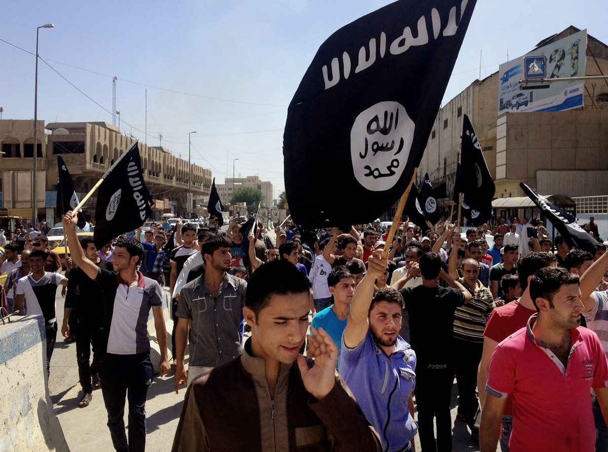 Seguidores del grupo terrorista Estado Islámico recorren Faluya,Irak. (Foto Prensa Libre: AFP)