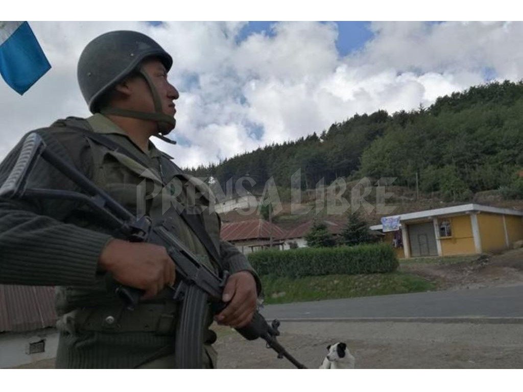 Contingente militar se apuesta en Tuichán, localidad de Ixchiguán. (Foto Prensa Libre: Estuardo Paredes)
