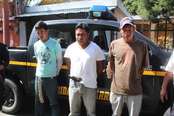 Los tres sindicados de disparar contra un autobús permanecen frente a la subestación policial, en Santa Cruz Naranjo. (Foto Prensa Libre: Oswaldo Cardona)  <br _mce_bogus="1"/>