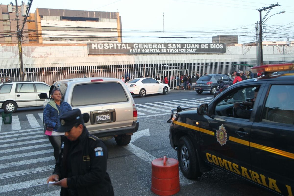 Poca presencia policías afuera del Hospital sAn Juan de Dios. (Foto Prensa Libre: Érick Ávila)