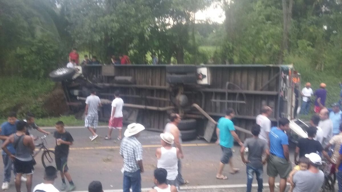 Unidad de transporte que volcó en el kilómetro 147 de la ruta a Mazatenango, Suchitepéquez. (Foto Prensa Libre: Melvín Popá)