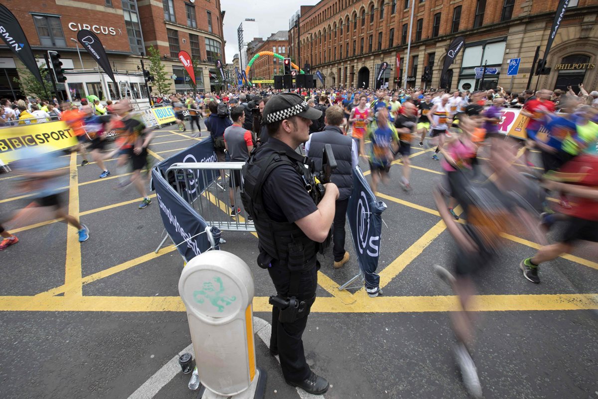 El medio maratón de Mánchester se destacó por su incrementada vigilancia. (Foto Prensa Libre: AFP)