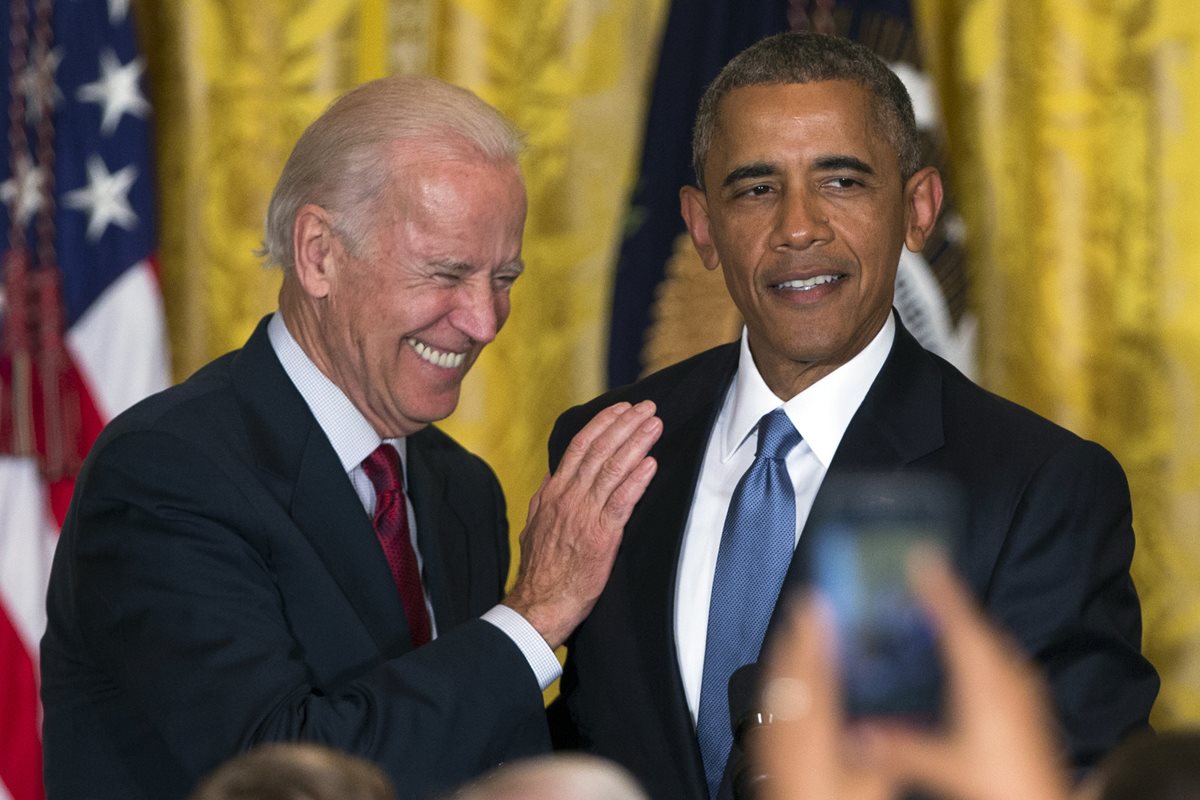 Joe Biden, (izquierda), con Barack Obama, durante una actividad pública. (Foto Prensa Libre: AFP).